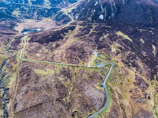 アイルランドのドニゴール州のスリーブ リーグの崖までの巡礼者の道の空中ビュー — ストック写真