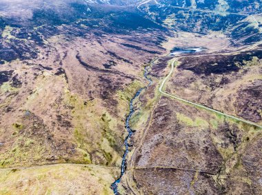 İrlanda 'nın Donegal ilçesindeki Slieve Ligi uçurumlarına giden Pilgrimlerin hava manzarası..