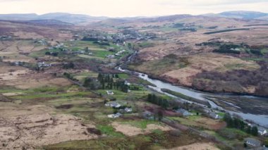 İrlanda Donegal 'de Teelin' den Carrick 'e doğru uçuyor..