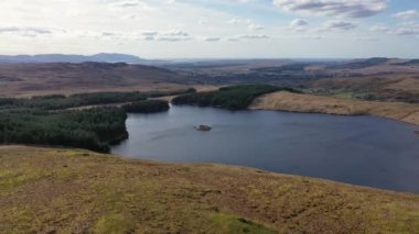 Lough Anna 'nın hava manzarası, Glenties ve Ardara için içme suyu kaynağı - County Donegal, İrlanda.
