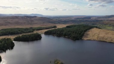 Lough Anna 'nın hava manzarası, Glenties ve Ardara için içme suyu kaynağı - County Donegal, İrlanda.