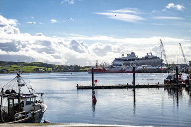 KILLYBEGS, IRELAND - 24 Eylül 2022: Vekil yolcu gemisi limanı ziyaret ediyor.