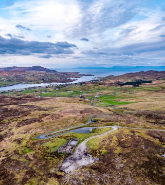 İrlanda 'nın Donegal ilçesindeki Slieve Ligi uçurumlarına giden Pilgrimlerin hava manzarası..