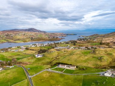 İrlanda 'nın Donegal ilçesinde Teelin' in hava görüntüsü.