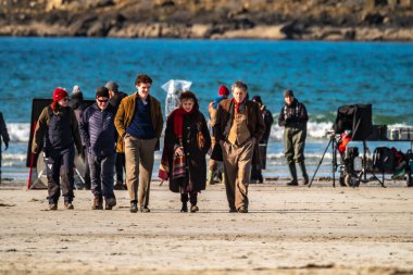 PORTNOO, COUNTY DONEGAL, IRELAND - 07 Mart 2023 Başrolde Pierce Brosnan, Gabriel Byrne, Helena Bonham Carter.
