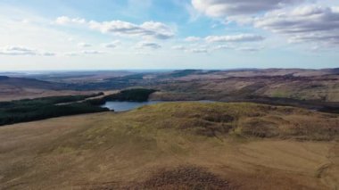 Lough Anna 'nın hava manzarası, Glenties ve Ardara için içme suyu kaynağı - County Donegal, İrlanda.