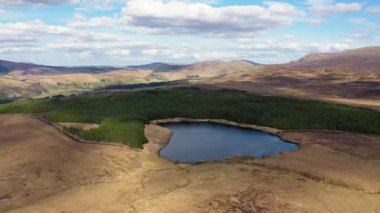 Lough Kip 'in Glenties ve Ardara' nın içme suyu kaynağı Lough Anna 'nın yanındaki hava manzarası.