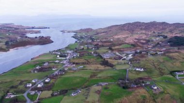 İrlanda 'nın Donegal ilçesinde Teelin' in hava görüntüsü.