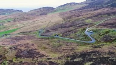 İrlanda 'nın Donegal ilçesindeki Slieve Ligi uçurumlarına giden Pilgrimlerin hava manzarası..