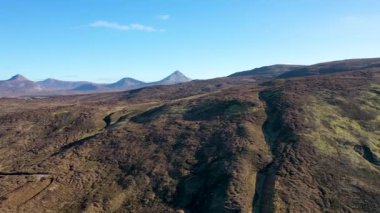 İrlanda Cumhuriyeti 'nin Donegal ilçesinde bulunan Gortahork' un Lough Lagha hava manzarası içme suyu ikmali için kullanılır..