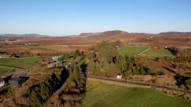 İrlanda Cumhuriyeti 'nin Donegal ilçesindeki Falcarragh tarafındaki FIddlers Köprüsü' nde bulunan Burtonport Demiryolu Trailhead 'in hava görüntüsü..