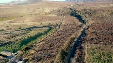 İrlanda Cumhuriyeti 'nin Donegal ilçesindeki Falcarragh tarafındaki FIddlers Köprüsü' nde bulunan Burtonport Demiryolu Trailhead 'in hava görüntüsü..