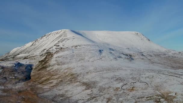 Aerial Snow Covered Muckish Mountain Condado Donegal Irlanda — Vídeo de stock