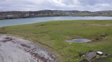 Donegal, İrlanda 'da bulunan Portnoo' dan Inishkeel Adası 'nın havadan görünüşü