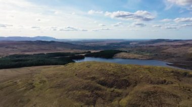 Lough Anna 'nın hava manzarası, Glenties ve Ardara için içme suyu kaynağı - County Donegal, İrlanda.