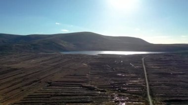 İrlanda Cumhuriyeti 'nin Donegal ilçesinde bulunan Gortahork' un Lough Lagha hava manzarası içme suyu ikmali için kullanılır..