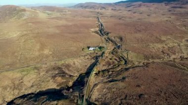 İrlanda Cumhuriyeti 'nin Donegal ilçesindeki Falcarragh tarafındaki FIddlers Köprüsü' nde bulunan Burtonport Demiryolu Trailhead 'in hava görüntüsü..