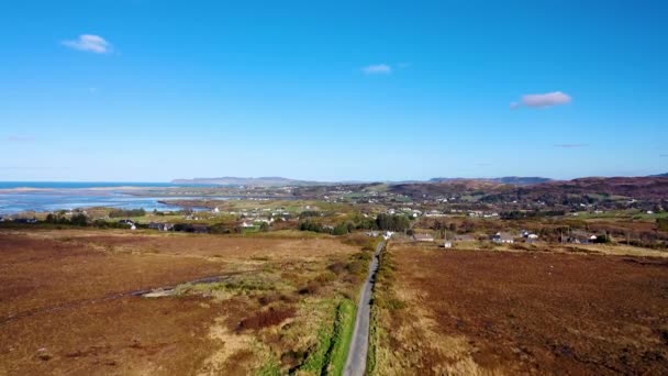 アイルランド共和国ドニゴール県におけるゴルタホークの航空写真 — ストック動画