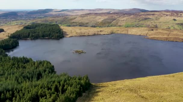 Luftaufnahme Des Lough Anna Der Trinkwasserversorgung Für Glenties Und Ardara — Stockvideo