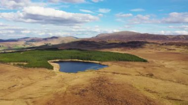 Lough Kip 'in Glenties ve Ardara' nın içme suyu kaynağı Lough Anna 'nın yanındaki hava manzarası.