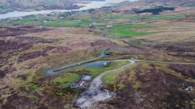 İrlanda 'nın Donegal ilçesindeki Slieve Ligi uçurumlarına giden Pilgrimlerin hava manzarası..