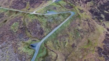 İrlanda 'nın Donegal ilçesindeki Slieve Ligi uçurumlarına giden Pilgrimlerin hava manzarası..