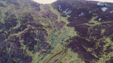 İrlanda 'nın Donegal ilçesindeki Slieve Ligi uçurumlarına giden Pilgrimlerin hava manzarası..