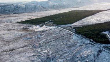 İrlanda 'nın Donegal ilçesindeki Muckish Dağı kışın Muckish yolunu gösteren hava manzarası.,