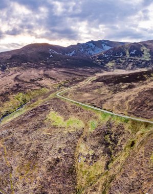 İrlanda 'nın Donegal ilçesindeki Slieve Ligi uçurumlarına giden Pilgrimlerin hava manzarası..