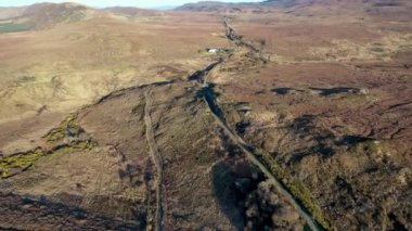 İrlanda Cumhuriyeti 'nin Donegal ilçesindeki Falcarragh tarafındaki FIddlers Köprüsü' nde bulunan Burtonport Demiryolu Trailhead 'in hava görüntüsü..