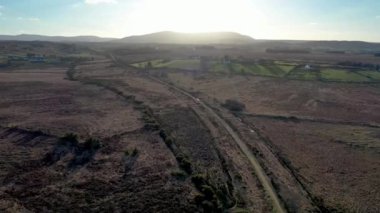 İrlanda Cumhuriyeti 'nin Donegal ilçesindeki Falcarragh tarafındaki FIddlers Köprüsü' nde bulunan Burtonport Demiryolu Trailhead 'in hava görüntüsü..