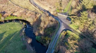 İrlanda Cumhuriyeti 'nin Donegal ilçesinde Falcarragh tarafındaki FIddlers Köprüsü' nde bulunan Burtonport Demiryolu Trailhead 'deki Fiddlers Köprüsü' nün hava görüntüsü..