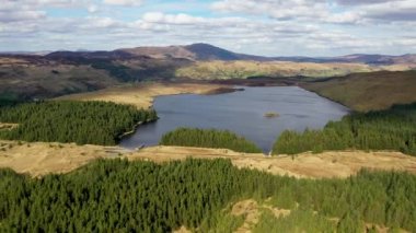 Lough Anna 'nın hava manzarası, Glenties ve Ardara için içme suyu kaynağı - County Donegal, İrlanda.