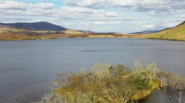 Lough Anna adasının havadan görünüşü - County Donegal, İrlanda.