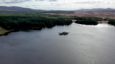 Lough Anna adasının havadan görünüşü - County Donegal, İrlanda.