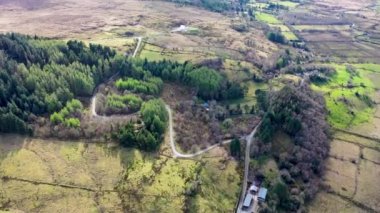 Su fabrikası Lough Anna 'nın hava manzarası Glenties ve Ardara için içme suyu kaynağı - County Donegal, İrlanda.