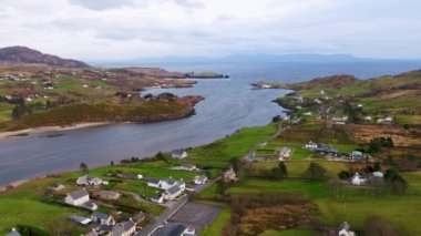 İrlanda 'nın Donegal ilçesinde Teelin' in hava görüntüsü.