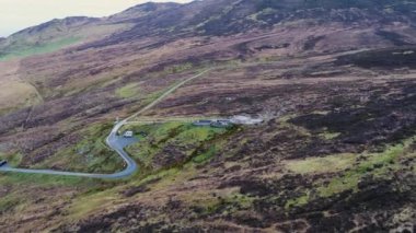 İrlanda 'nın Donegal ilçesindeki Slieve Ligi uçurumlarına giden Pilgrimlerin hava manzarası..