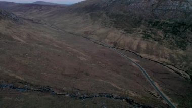 İrlanda Cumhuriyeti 'nin Donegal ilçesinde bulunan Gortahork' un Lough Lagha hava manzarası içme suyu ikmali için kullanılır..