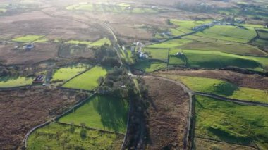 İrlanda Cumhuriyeti 'nin Donegal ilçesindeki Falcarragh tarafındaki FIddlers Köprüsü' nde bulunan Burtonport Demiryolu Trailhead 'in hava görüntüsü..