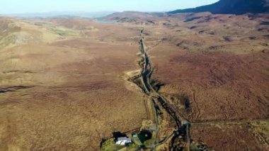 İrlanda Cumhuriyeti 'nin Donegal ilçesindeki Falcarragh tarafındaki FIddlers Köprüsü' nde bulunan Burtonport Demiryolu Trailhead 'in hava görüntüsü..