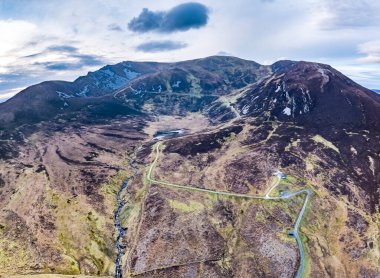 İrlanda 'nın Donegal ilçesindeki Slieve Ligi uçurumlarına giden Pilgrimlerin hava manzarası..