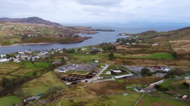 Teelin ziyaretçi merkezi ve Donegal, İrlanda 'daki kamp alanının hava görüntüsü.