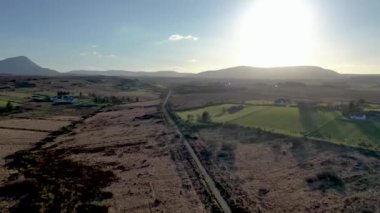 İrlanda Cumhuriyeti 'nin Donegal ilçesindeki Falcarragh tarafındaki FIddlers Köprüsü' nde bulunan Burtonport Demiryolu Trailhead 'in hava görüntüsü..