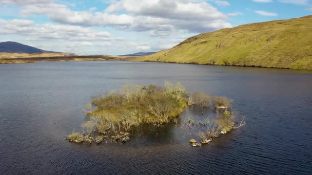 Vista Aérea Ilha Lough Anna Condado Donegal Irlanda — Vídeo de Stock