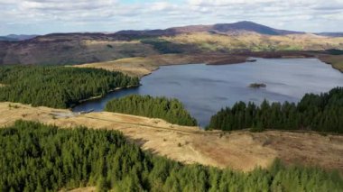 Lough Anna 'nın hava manzarası, Glenties ve Ardara için içme suyu kaynağı - County Donegal, İrlanda.
