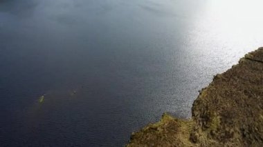 Lough Anna 'nın hava manzarası, Glenties ve Ardara için içme suyu kaynağı - County Donegal, İrlanda.