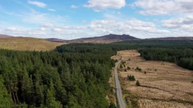Lough Anna 'nın hava manzarası, Glenties ve Ardara için içme suyu kaynağı - County Donegal, İrlanda.