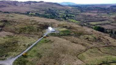 Su fabrikası Lough Anna 'nın hava manzarası Glenties ve Ardara için içme suyu kaynağı - County Donegal, İrlanda.