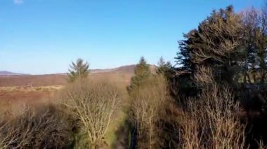 İrlanda Cumhuriyeti 'nin Donegal ilçesindeki Falcarragh tarafındaki FIddlers Köprüsü' nde bulunan Burtonport Demiryolu Trailhead 'in hava görüntüsü..
